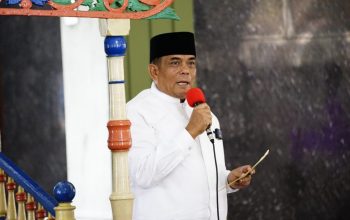 Irjen Pol. Drs Angesta Romano Yoyol,MM saat melaksanakan Sholat Jumat di Masjid Al-Mutatahirin, Tapa, Kab. Bone bolango, Jumat (28/04/2023).