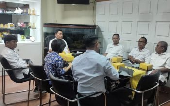 Penjabat Sekda Syukri Botutihe memimpin rapat tematik dengan manajemen Hotel Aston terkait kesiapan pelaksanaan undian grup Asian Minifootball, Rabu (26/4/2023). Hotel Aston selaku lokasi acara undian diminta bersiap dengan persiapan maksimal hingga hari pelaksanaan tanggal 5 Mei 2023. (FOTO: istimewa).