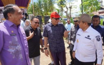 Penjabat Gubernur Gorontalo Hamka Hendra Noer saat mengajak Exco Pertanian dan Infrastruktur Kerajaan Negeri Selangor Malaysia, Izham Bin Hashim bersama rombongan menyaksikan secara langsung panen raya jagung, Kamis (9/3/2023). Panen raya jagung milik petani di desa di Desa Tabongo, Kabupaten Gorontalo. (Foto : Rian)