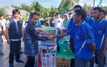 Bupati Nelson Serahkan Bantuan Alsintan Melalui Program READSI di Kecamatan Bongomeme (Arsip Pemda Kabgor) Bupati Nelson Serahkan Bantuan Alsintan Melalui Program READSI di Kecamatan Bongomeme (Arsip Pemda Kabgor)