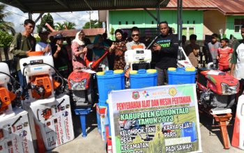 Bupati Nelson menyerahkan Alsintan kepada kelompok petani kecamatan Tolangohula, Asparaga, dan kecamatan, Tabongo dan Bongomeme, Sabtu (27/5/2023). (Foto: Arsip Pemkab Gorontalo)