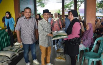 Bupati Nelson turut didampingi Wakil Bupati Gorontalo Hendra S Hemeto, Ketua TP-PKK, Prof. Fory Armin Naway menyalurkan Bantuan Cadangan Pangan Pemerintah.(Foto: Arsip Pemkab Gorontalo)