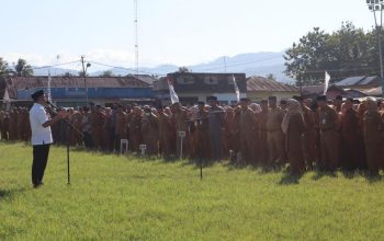Hamim Pou Saat Memimpin apel kerja dilingkungan Pemerintah Kabupaten Bone Bolango di Lapangan Ippot Tapa, Senin (15/5/2023).