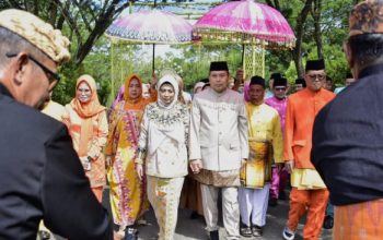 Penjagub Gorontalo Ismail Pakaya didampingi istri Fima Agustina saat diterima dengan tarian longgo atau tarian perang Gorontalo yang diiringi tabuhan genderang saat memasuki halaman Rudis Bupati Gorontalo Utara, Jumat (26/5/2023). Prosesi dilanjutkan dengan adat Mopotilolo. (Foto : Fikry) Penjagub Gorontalo Ismail Pakaya didampingi istri Fima Agustina saat diterima dengan tarian longgo atau tarian perang Gorontalo yang diiringi tabuhan genderang saat memasuki halaman Rudis Bupati Gorontalo Utara, Jumat (26/5/2023). Prosesi dilanjutkan dengan adat Mopotilolo. (Foto : Fikry)