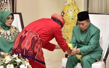 Penjabat Gubernur Gorontalo Ismail Pakaya saat menerima penyerahan persembahan adat pada prosesi upacara adat Mopotilolo, bertempat di di Yiladia Bandayo Daa (Rumah Dinas Bupati) Bone Bolango, Jumat (26/5/2023). (Foto : Mila)