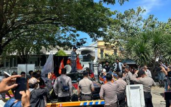 Polda Gorontalo dan jajaran saat melakukan pengamanan dan pengawalan pada aksi demo Hari Buruh May Day. (tribratanews.gorontalo.polri.go.id)