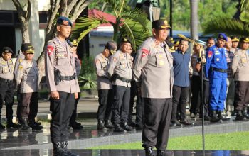 Kapolda Gorontalo Irjen Pol. Drs. Angesta Romano Yoyol, M.M, pimpin apel pagi seluruh personel Polda Gorontalo. Selasa, (2/5/2023).