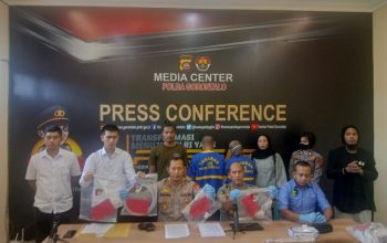 Press Conference tersebut dipimpin Kabid Dokkes Polda Gorontalo drg. Mochamad Toto Sugiharto, Sp. BM., MARS., didampingi Dokter Forensik Mabes Polri AKP Leonardo, Kapolres Gorontalo AKBP Dadang Wijaya, SIK., MM., dan Kasat Reskrim Polres Gorontalo.