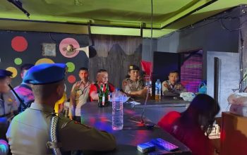 Patroli yang di pimpin oleh Kabag Ops Polresta Gorontalo Kota Kompol Suharjo,SE menyisir warung dan cafe yang ada di Kota Gorontalo dan berhasil mengamankan puluhan botol miras berbagai merk di tiga lokasi Patroli yang di pimpin oleh Kabag Ops Polresta Gorontalo Kota Kompol Suharjo,SE menyisir warung dan cafe yang ada di Kota Gorontalo dan berhasil mengamankan puluhan botol miras berbagai merk di tiga lokasi
