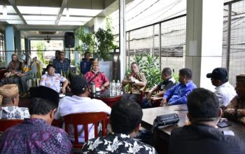 Penjagub Gorontalo Ismail Pakaya saat berdialog dengan ratusan kades, BPD dan Penjabat Pemkab Pohuwato bertempat di Hotel Balairung, Jakarta Timur, Jumat (12/5/2023). Pertemuan itu menjadi yang perdana bagi Ismail sebagai Penjagub usai dilantik Mendagri beberapa jam sebelumnya. (FOTO: Isam – Diskominfotik).