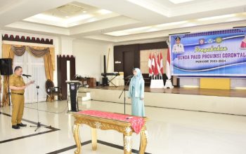 Penjabat Gubernur Gorontalo, Ismail Pakaya saat mengukuhkan Fima Agustina sebagai Bunda Pendidikan Anak Usia Dini (PUAD) bertempat di Aula Rumah Dinas Gubernur, Senin (29/5/2023). (Foto : Fadhly/Pemprov Gorontalo)