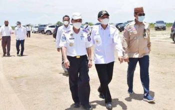 BUPATI Pohuwato, Saipul Mbuinga dan unsur Kementerian Perhubungan (Kemenhub) RI melakukan kunjungan dan monitoring lokasi pembangunan Bandara Pohuwato di Desa Imbodu, Kecamatan Randangan,25 Maret 2023 (foto: iwan/humas)