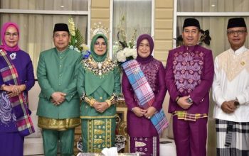 Foto bersama Penjabat Gubernur Gorontalo Ismail Pakaya didampingi istri Fima Agustina dan Bupati Bone Bolango Hamim Pou bersama istri Lolly Pou Yunus serta Wakil Bupati Merlan Uloli dan Sekretaris Daerah Ishak Ntoma pada prosesi upacara adat mopotilolo di Yiladia Bandayo Daa (Rumah Dinas Bupati) Bone Bolango, Jumat (26/5/2023). (Foto : Mila)