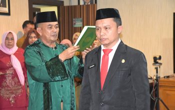 Pj. Sekda Supandra Nur menjalani prosesi pelantikan di ruang vicon kantor Bupati, Senin (29/5/2023). (Foto: Arsip Boalemo)