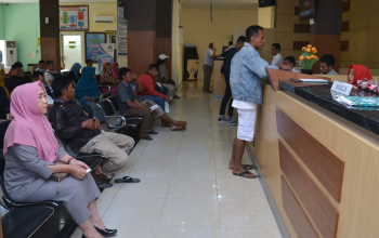 Sejumlah warga membayar Pajak Kendaraan Bermotor di Kantor Samsat Kota Gorontalo. (Foto : Dokumentasi IP)