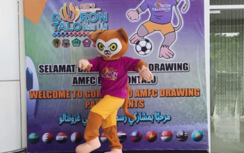 Maskot Asian Mini Football Championship 2023 “Tarsilo” yang ada di Bandara Djalaluddin Tantu Gorontalo, Kamis (4/5/2023).