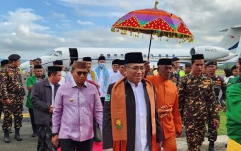 Prosesi adat Mopotilolo menyambut  Ketua Umum Pengurus Besar Nahdlatul Ulama (PBNU), K.H. Yahya Cholil Staquf berkunjung ke Provinisi Gorontalo, di terminal lama Bandara Djalaludin Gorontalo, Kamis (4/5/2023). Foto – Haris