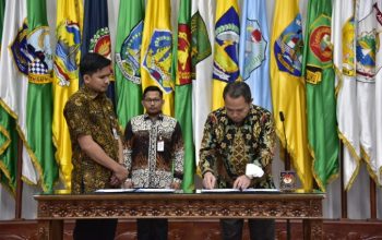 Ismail Pakaya (kanan) saat mengikuti geladi pelantikan Penjabat Gubernur Gorontalo bertempat di Sasana Bhakti Praja, Kemendagri, Jakarta, Kamis (11/5/2023). Staf Ahli Bidang Sosial,Politik dan Kebijakan Publik Kementerian Ketenagakerjaan itu rencananya akan dilantik bersama Zudan Arif Fakrulloh sebagai Penjagub Sulawesi Barat. (FOTO: Isam – Diskominfotik).