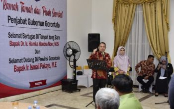 Penjagub Gorontalo Ismail Pakaya didampingi istri saat memberikan sambutan sekaligus perkenalan pada malam ramah tamah pisah sambut dengan Penjagub Gorontalo periode 2022-2023 Hamka Hendra Noer dan jajaran Forkopimda Gorontalo serta pimpinan OPD, Minggu (15/5/2023). Foto – Nova Penjagub Gorontalo Ismail Pakaya didampingi istri saat memberikan sambutan sekaligus perkenalan pada malam ramah tamah pisah sambut dengan Penjagub Gorontalo periode 2022-2023 Hamka Hendra Noer dan jajaran Forkopimda Gorontalo serta pimpinan OPD, Minggu (15/5/2023). Foto – Nova