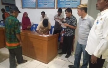 Penandatanganan langsung surat pernyataan wakaf oleh warga untuk pembangunan Islamic Center dan Masjid Raya Gorontalo disaksikan Kepala Desa Lupoyo Arwin S. Hilala didampingi Camat Telaga Biru, di Kantor Desa Lupoyo, Kabupaten Gorontalo, Jumat (19/5/2023).