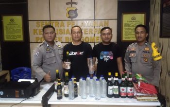 Polsek Bongomeme saat mengamankan minuman keras