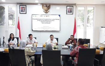 Penandatanganan Perjanjian Kerjasama Sinergi Program Peningkatan Kualitas Rumah Layak Huni Santorini Kota Gorontalo oleh Walikota Gorontalo dengan Direktur PT. SMF, yang turut disaksikan bersama pihak Kementerian PUPR