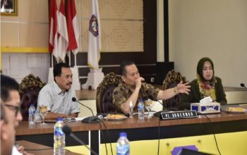Penjagub Gorontalo Ismail Pakaya didampingi Kadis Perhubungan dan Kepala Biro Pengendalian Ekonomi, saat memimpin rapat koordinasi dengan Kepala – Kepala Balai Kementerian Perhubungan wilayah Gorontalo di Aula Rujab Gubernur, Minggu (28/5/2023). (Foto: Fikry/Pemprov)