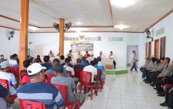 Polresta Gorontalo Kota menggelar kegiatan rutin Jumat Curhat yang dipimpin langsung oleh Kombes Pol Dr. Ade Permana, S.I.K.,M.H didampingi Kapolsek KPG Ipda Alvan Fauzan, S.Tr.K.,M.H bertempat di Kantor Tenaga Kerja Bongkar Muat (TKBM) di Jl. Mayor Dullah, Kel. Talumolo, Kec. Dumbo Raya Kota Gorontalo, pada Jumat (26/05/2023). (Foto : Arsip Polri)
