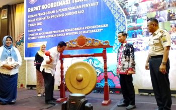 Penjabat Sekretaris Daerah Syukri Botutihe membuka Rapat Koordinasi Teknis (Rakontek) Bidang Pencegahan dan Pengendalian Penyakit (P2P) di Hotel Aston, Selasa (30/05/2023). (Foto: Winda/Pemprov Gorontalo)
