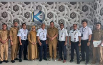 Kepala Dinas Kominfotik Rifli Katili dan jajaran, berfoto bersama BMKG wilayah Provinsi Gorontalo dan jajaran, usai melakukan pertemuan di ruang Kadis Kominfotik, Senin (29/5/2023). (Foto: Echin/Pemprov Gorontalo)