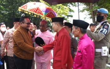 Menteri Agama RI Kunjungi Gorontalo dengan Sambutan Meriah dalam Tradisi Adat Mopotilolo Menteri Agama RI Kunjungi Gorontalo dengan Sambutan Meriah dalam Tradisi Adat Mopotilolo