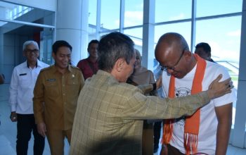 Bupati Nelson menyambut Anggota VI BPK RI Dr. Pius Laustrilanang, S. IP, M. Si.CSFA, CFrA di Bandara Udara Djalaluddin Gorontalo (Foto: Arisp Pemkab Gorontalo)