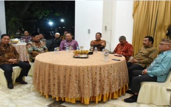Penjagub Ismail Pakaya bersama Kakwarnas Budi Waseso dan beberapa tokoh pramuka lainnya, saat makan malam bersama peserta Perkemahan Wirakarya Nasional (PWN) Perguruan Tinggi Agama, Minggu (21/5/2025) di rumah jabatan gubernur. (Foto – Haris)