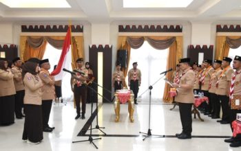 Wakil Ketua DPRD Provinsi Gorontalo Sofyan Puhi saat dilantik sebagai Ketua Kwartir Daerah Gerakan Pramuka Gorontalo periode 2023-2028, oleh Penjabat Gubernur Gorontalo Ismail Pakaya, Minggu (21/5/2023), dan disaksikan langsung oleh Ketua Kwartir Nasional Komjen Pol (Purn) Budi Waseso. (Foto – Haris) Wakil Ketua DPRD Provinsi Gorontalo Sofyan Puhi saat dilantik sebagai Ketua Kwartir Daerah Gerakan Pramuka Gorontalo periode 2023-2028, oleh Penjabat Gubernur Gorontalo Ismail Pakaya, Minggu (21/5/2023), dan disaksikan langsung oleh Ketua Kwartir Nasional Komjen Pol (Purn) Budi Waseso. (Foto – Haris)