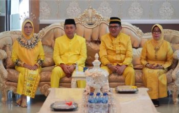 Penjagub Gorontalo Ismail Pakaya didampingi istri dan Wali Kota Gorontalo Marten Taha juga didampingi istri dalam balutan pakaian adat takowa kuning, pada prosesi adat Mopotilolo untuk Penjagub Ismail di Rujab Wali Kota Gorontalo, Sabtu (27/5/2023). (Foto: Valen)
