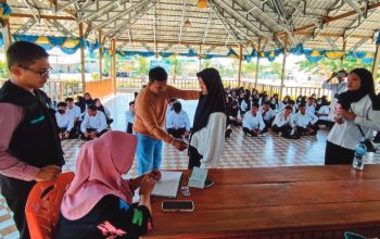 Para Mahasiswa Baru (Maba) jalur undangan dan prestasi yang diny- atakan lulus tahap 2 dan telah melakukan reg- istrasi kembali, menjalani pengukuran seragam dinas dan almamater, Senin (14/5/2023)