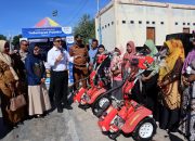 Bupati Hamim Serahkan Bantuan Alsintan Untuk Kelompok Tani Wanita