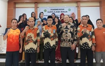 Sejumlah pelaku usaha kantin Madrasah tsanawiyah Negeri (MTsN) 1 Kota Gorontalo mengikuti sosialisasi Implementasi Sertifikasi Halal Produk di Kantin Lingkungan MTsN 1 Kota Gorontalo yang diselenggarakan Badan Penyelenggara Jaminan Produk Halal (BPJPH) Kantor Wilayah Kemenqg Gorontalo. Rabu (3/5/2023) bertempat di aula asrama terpadu