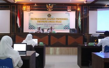 Ketua Tim Penerangan Agama Islam dan Sistem Informasi Reni Armitasary didampingi Sub Koordinator Penyuluh Agama Ahli Madya Rossita Usman menyampaikan arahannya pada kegiatan Uji Kompetensi Jabatan Fungsional Penyuluh Agama Islam se-Gorontalo.