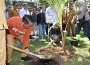 Peringati Hari Kelapa Sedunia, Bupati Gorontalo Tanam Pohon Kelapa di RTH Telaga