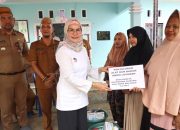 Wabup Merlan Serahkan Bantuan untuk Pelaku UMKM Laundry di Desa Bubeya