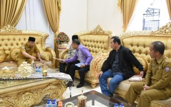 Penjabat Gubernur Gorontalo Ismail Pakaya saat menerima PWNU Gorontalo, di Rujab Gubernur, Selasa (11/7/2023). Pertemuan ini membahas lanjutan rencana pembangunan kantor sekretariat PWNU Gorontalo. (Foto – Alfred)