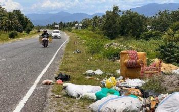 Mulai dari sampah plastik, kertas hingga barang-barang rongsokan menghiasi sepanjang jalan lingkar Gorontalo (Foto Istimewa)
