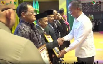 Kadis Koperasi dan Umkm Arifin Suaib mewakili Bupati Gorontalo menerima penghargaan sebagai Tokoh Penggerak Koperasi Utama di Hotel Kota Padang Minggu (23/07/2023)