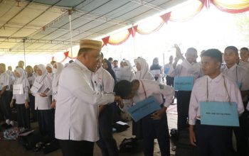 Kepala Kantor Wilayah Kementerian Agama (Kakanwil Kemenag) Provinsi Gorontalo H. M. Muflih B. Fattah, Senin (10/7/23) membuka pelaksanaan Masa Ta’ruf Siswa Madrasah (MATSAMA) MAN 1 Kota Gorontalo Tahun Pelajaran 2023/2024 bertempat di halaman madrasah. Kepala Kantor Wilayah Kementerian Agama (Kakanwil Kemenag) Provinsi Gorontalo H. M. Muflih B. Fattah, Senin (10/7/23) membuka pelaksanaan Masa Ta’ruf Siswa Madrasah (MATSAMA) MAN 1 Kota Gorontalo Tahun Pelajaran 2023/2024 bertempat di halaman madrasah.