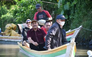 Pj. Bupati Boalemo Sherman Moridu saat menuju dusun Moliliulo atau kilo 43 desa tangga Barito Kecamatan Dulupi Lokasi Kegiatan Hiramenya Jum’at 21/7/2023.