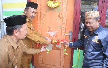 Penjabat Bupati Boalemo Dr.Sherman Moridu,S.Pd,MM meresmikan pemfaatan  2 Rumah Tinggal Layak Huni di desa Pentadu Timur dan Desa Hungayonaa,senin 24/7/2023.