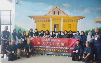 Kepala Bidang Pendidikan Agama dan Keagamaan Islam Kanwil Kemenag Gorontalo Hj. Fitriyani Humokor Bersama para peserta Musabaqah Qira’atil Kutub asal Provinsi Gorontalo dan para pendamping kegiatan saat berada di Bandara Jalaludin Gorontalo
