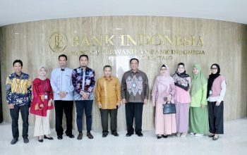 Acara ini dihadiri Rektor UMGO, Prof. Abd. Kadim Masaong, Rektor Universitas Bina Mandiri (UBM) Gorontalo, Dr. Hj., Titin Dunggio, M.Si., dan jajaran, Wakil Rektor III UMGO, Dr. Apris Ara Tilome, Kepala perwakilan Bank Indonesia Provinsi Gorontalo, Dian Nugraha, Deputi Bank Indonesia Provinsi Gorontalo, Ridwan Nurjamal.