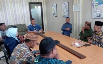 Kadis Kominfotik Provinsi Gorontalo Rifli Katili menerima empat Kades dari Boalemo di ruang kerja, Jumat (14/7/2023). (Foto.: Thomas)